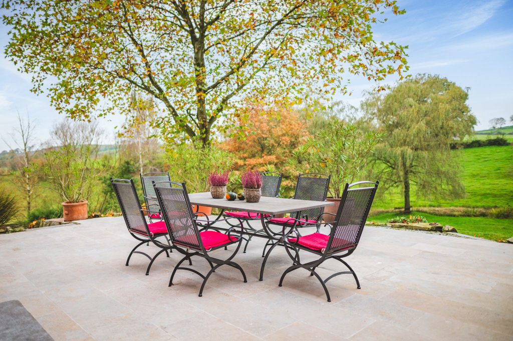 Immobilienangebot - Aachen - Wohnen - Stilsicher sanierte Hofanlage mit 2 Wohnhäusern und großen Stallungen