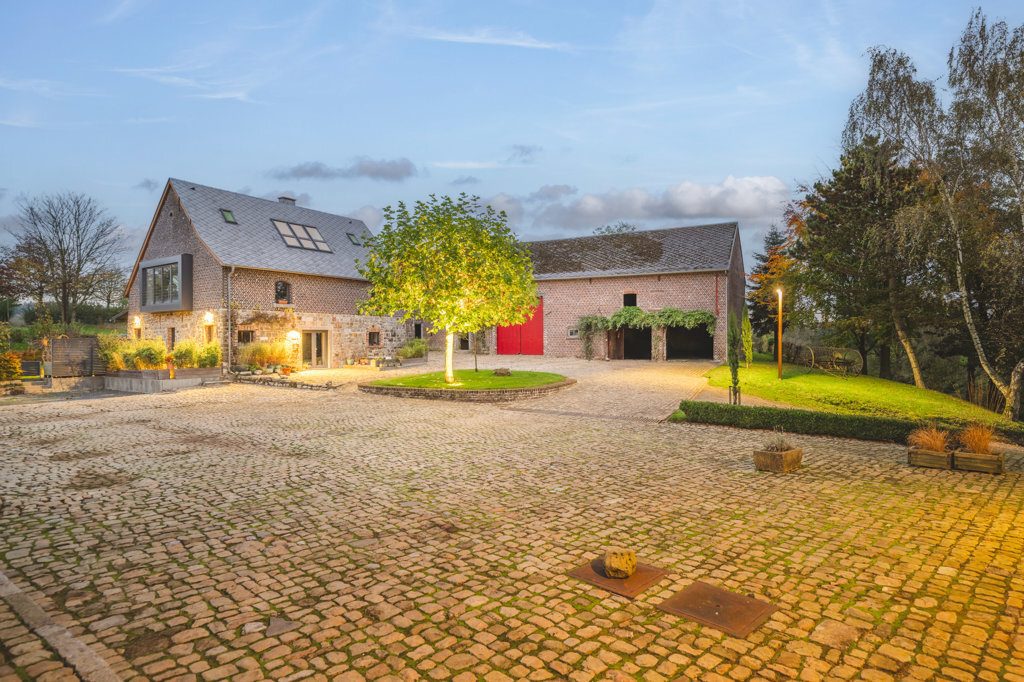 Immobilienangebot - Aachen - Wohnen - Stilsicher sanierte Hofanlage mit 2 Wohnhäusern und großen Stallungen