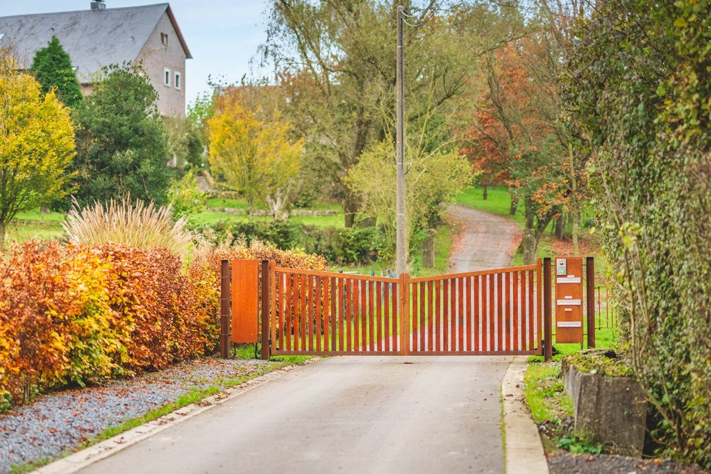Immobilienangebot - Aachen - Wohnen - Stilsicher sanierte Hofanlage mit 2 Wohnhäusern und großen Stallungen