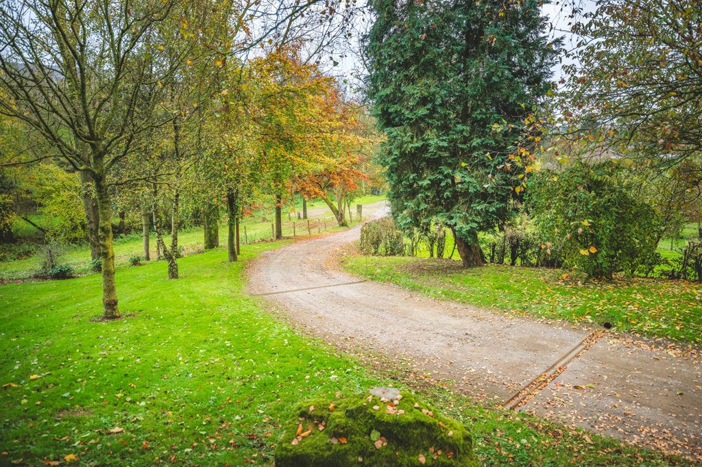 Immobilienangebot - Aachen - Wohnen - Stilsicher sanierte Hofanlage mit 2 Wohnhäusern und großen Stallungen