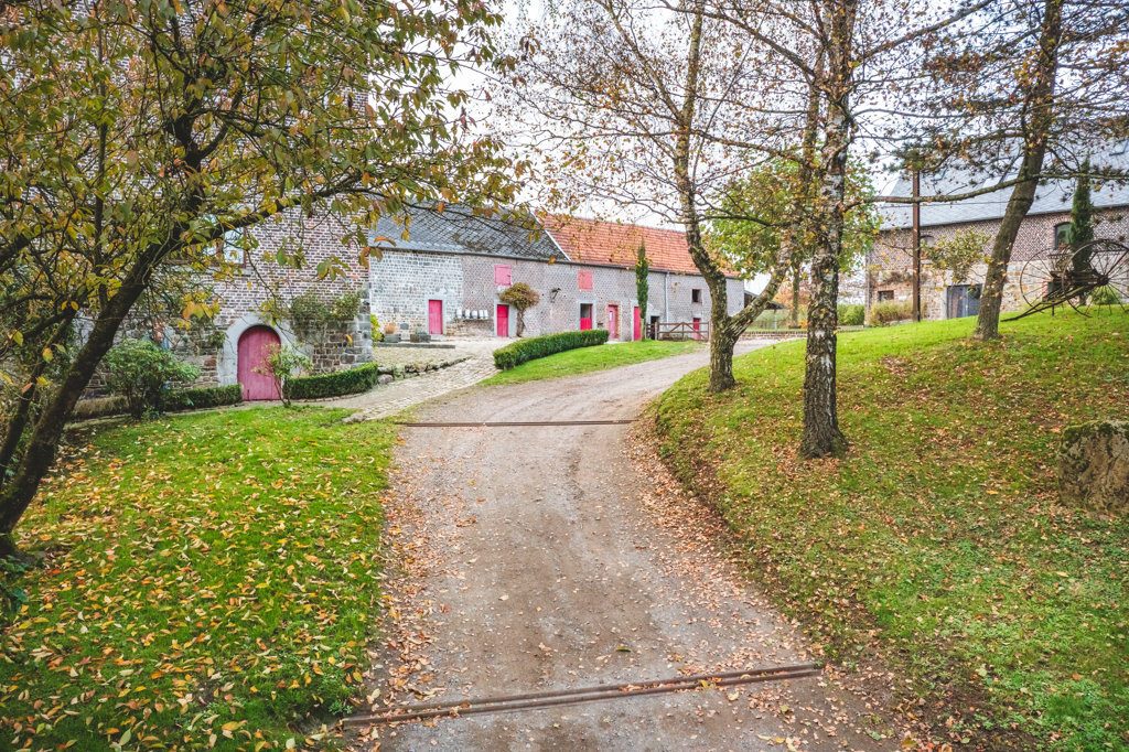 Immobilienangebot - Aachen - Wohnen - Stilsicher sanierte Hofanlage mit 2 Wohnhäusern und großen Stallungen