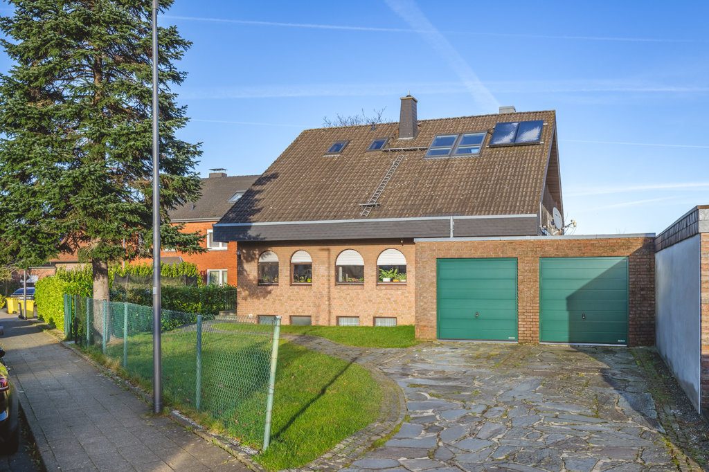 Immobilienangebot - Baesweiler / Beggendorf - Wohnen - Repräsentatives Zweifamilienhaus mit 2 Garagen in attraktiver Lage