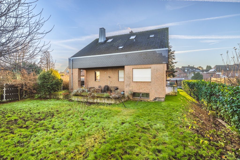 Immobilienangebot - Baesweiler / Beggendorf - Wohnen - Repräsentatives Zweifamilienhaus mit 2 Garagen in attraktiver Lage