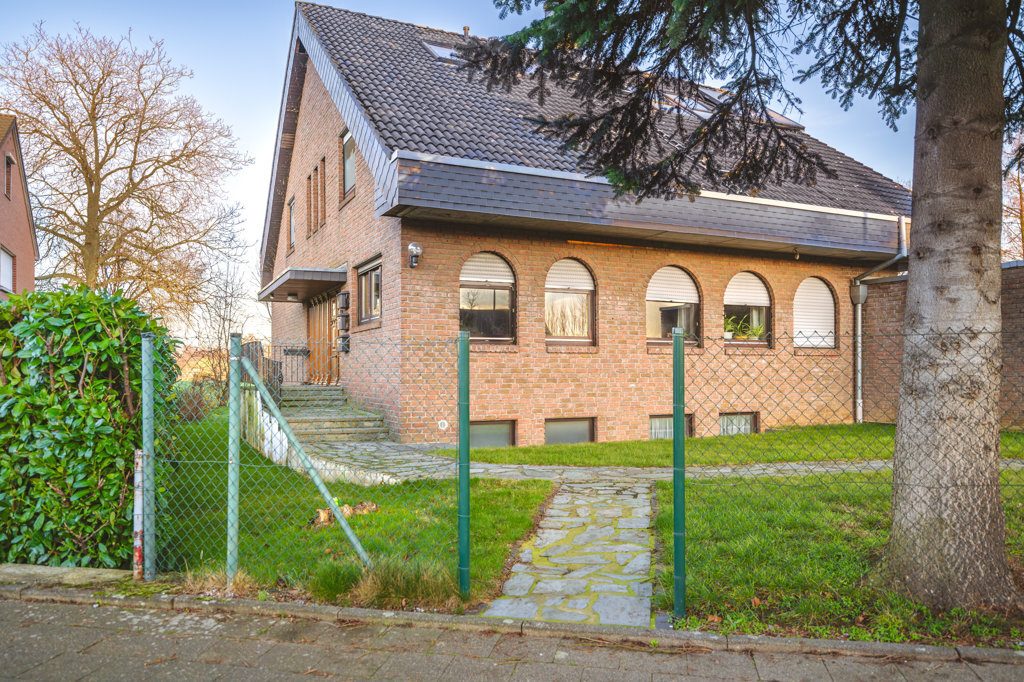 Immobilienangebot - Baesweiler / Beggendorf - Wohnen - Repräsentatives Zweifamilienhaus mit 2 Garagen in attraktiver Lage
