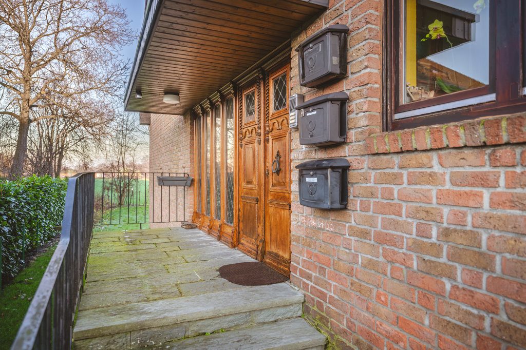 Immobilienangebot - Baesweiler / Beggendorf - Wohnen - Repräsentatives Zweifamilienhaus mit 2 Garagen in attraktiver Lage
