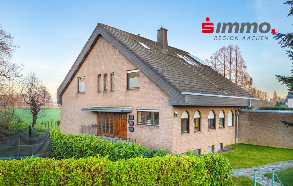 Immobilienangebot - Baesweiler / Beggendorf - Wohnen - Repräsentatives Zweifamilienhaus mit 2 Garagen in attraktiver Lage