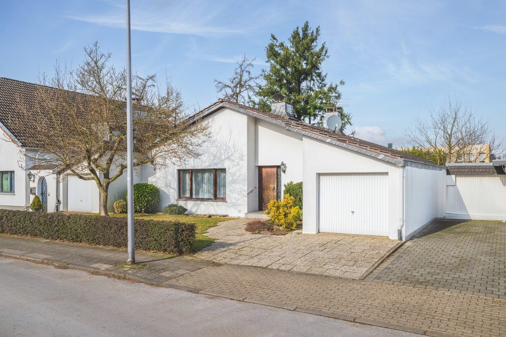 Immobilienangebot - Aachen - Wohnen - Freistehender Bungalow mit zwei Garagen 
in ruhiger und zentraler Lage