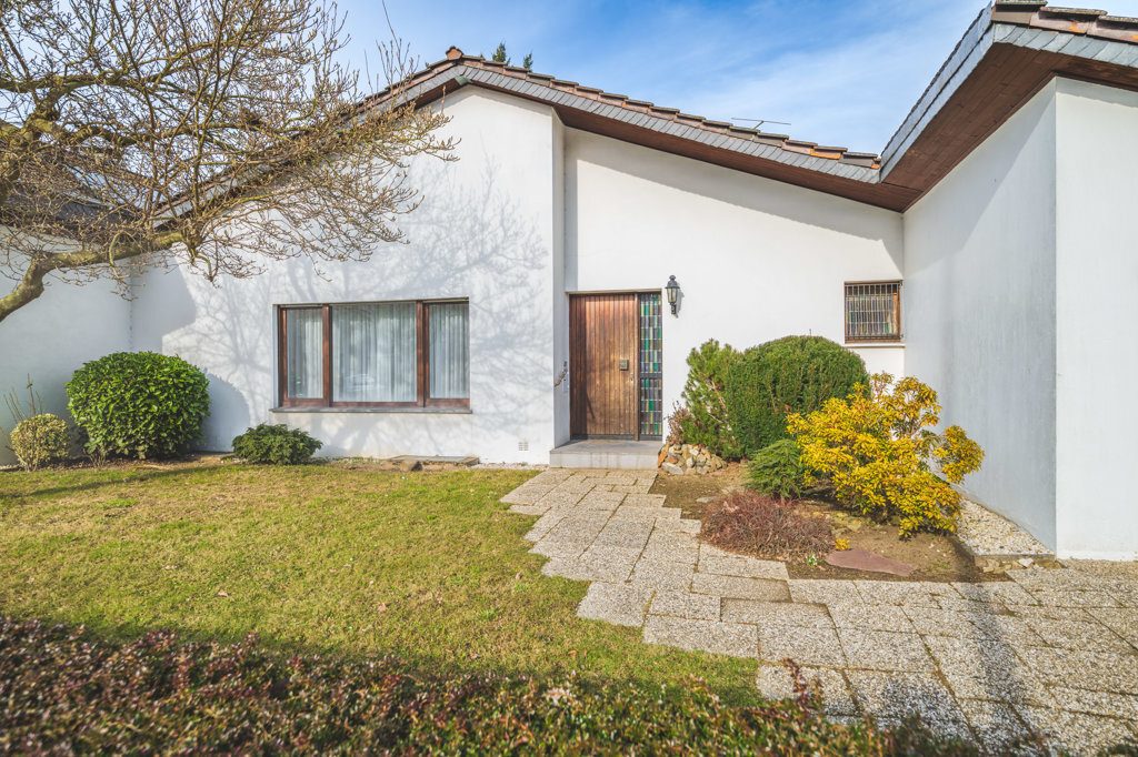 Immobilienangebot - Aachen - Wohnen - Freistehender Bungalow mit zwei Garagen 
in ruhiger und zentraler Lage