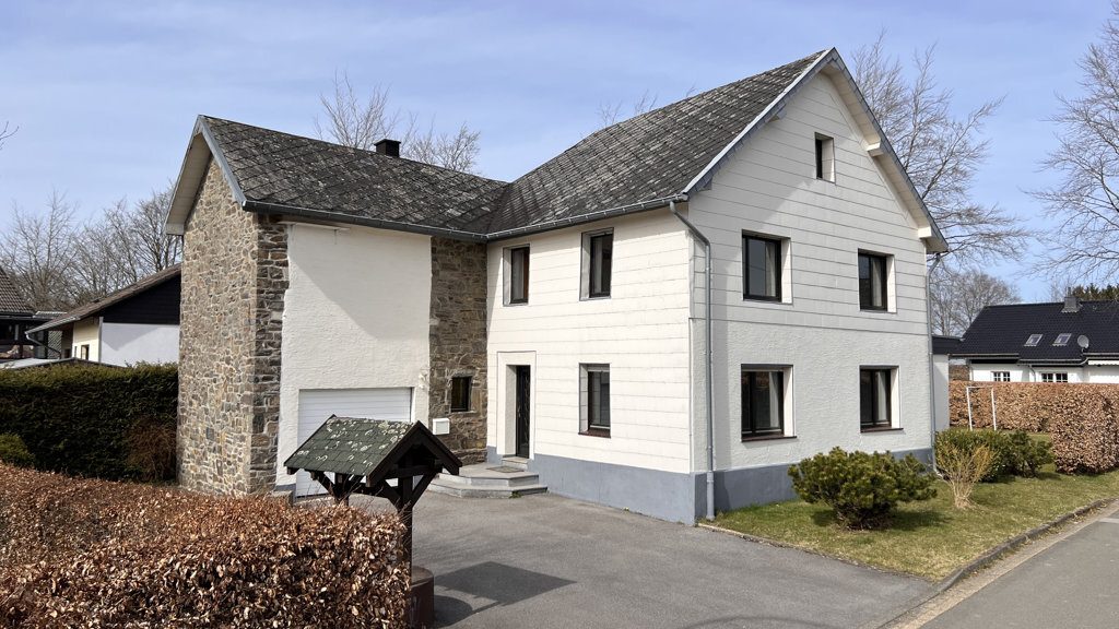 Immobilienangebot - Monschau - Wohnen - Freistehendes Einfamilienhaus mit Garage 
und Garten in sehr ruhiger Lage
