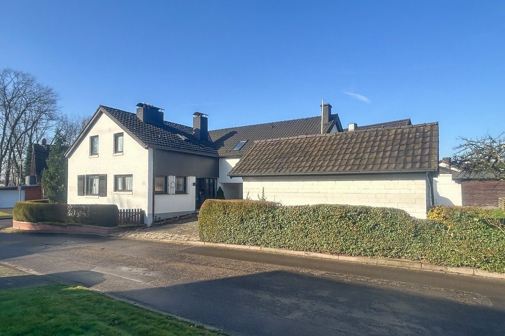 Immobilienangebot - Alsdorf - Wohnen - Frei stehendes Zweifamilienhaus in einem ruhigen, begehrten Wohnviertel