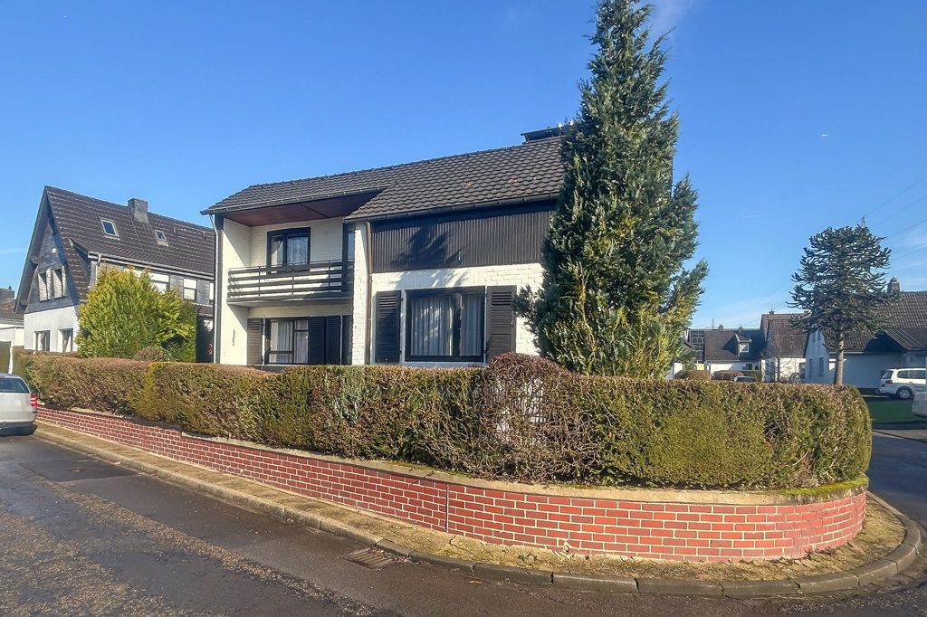 Immobilienangebot - Alsdorf - Wohnen - Frei stehendes Zweifamilienhaus in einem ruhigen, begehrten Wohnviertel