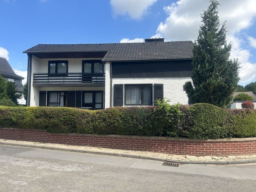 Immobilienangebot - Alsdorf - Wohnen - Frei stehendes Zweifamilienhaus in einem ruhigen, begehrten Wohnviertel