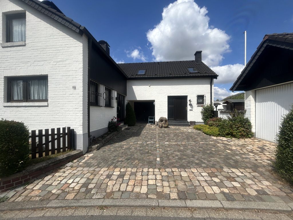 Immobilienangebot - Alsdorf - Wohnen - Frei stehendes Zweifamilienhaus in einem ruhigen, begehrten Wohnviertel