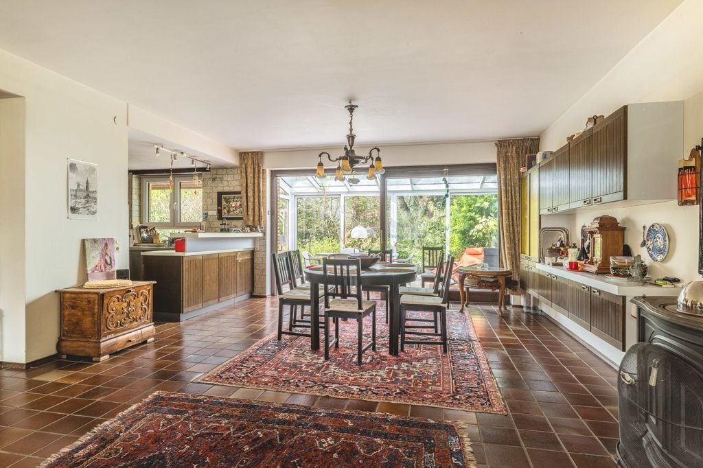 Immobilienangebot - Aachen - Wohnen - Geräumiges Einfamilienhaus mit Garage und Schwimmbad auf schönem Grundstück in ruhiger Lage