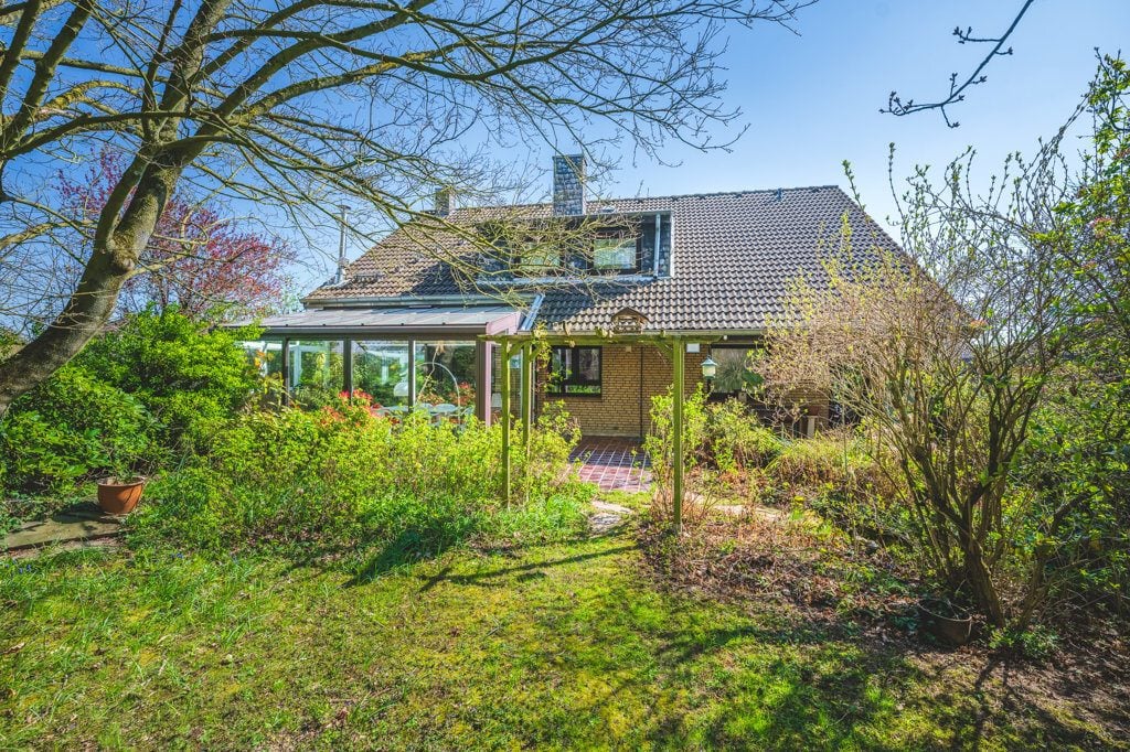 Immobilienangebot - Aachen - Wohnen - Geräumiges Einfamilienhaus mit Garage und Schwimmbad auf schönem Grundstück in ruhiger Lage