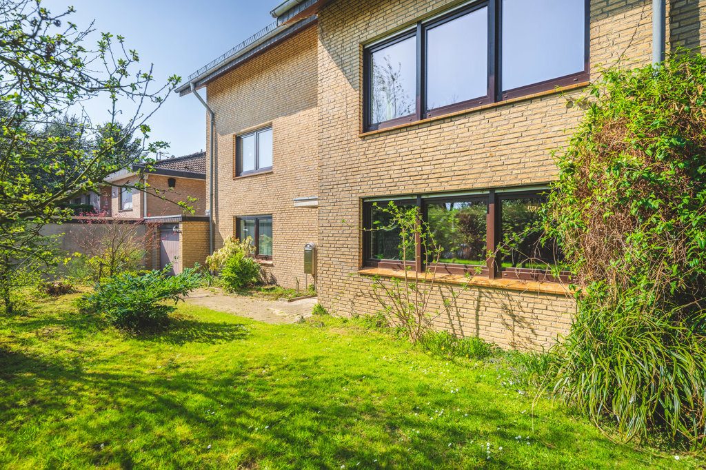 Immobilienangebot - Aachen - Wohnen - Geräumiges Einfamilienhaus mit Garage und Schwimmbad auf schönem Grundstück in ruhiger Lage