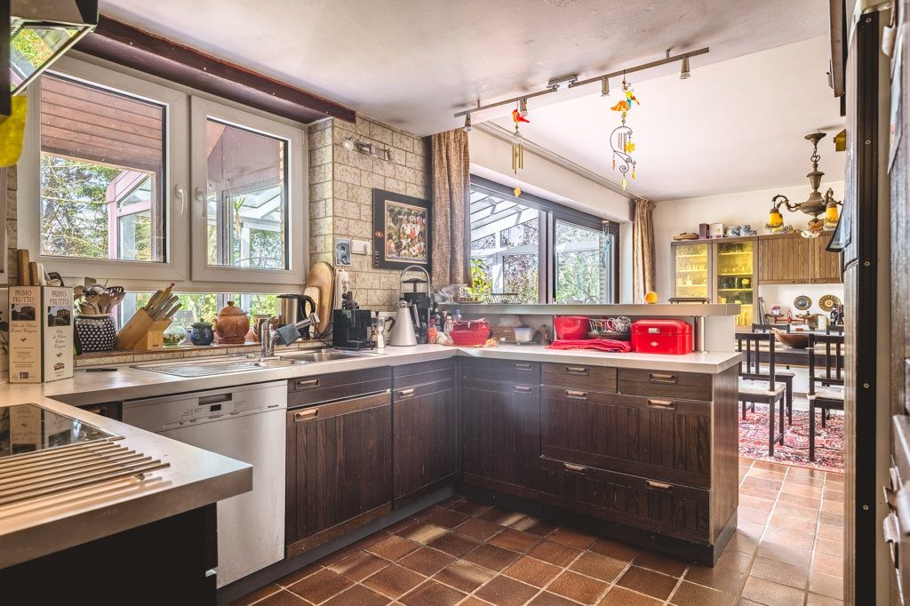 Immobilienangebot - Aachen - Wohnen - Geräumiges Einfamilienhaus mit Garage und Schwimmbad auf schönem Grundstück in ruhiger Lage