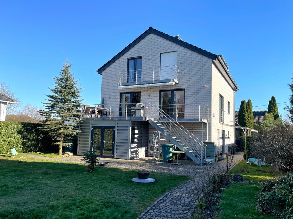 Immobilienangebot - Eynatten - Wohnen - Ansprechendes Architektenhaus auf schönem Grundstück in ruhiger Stichstraße