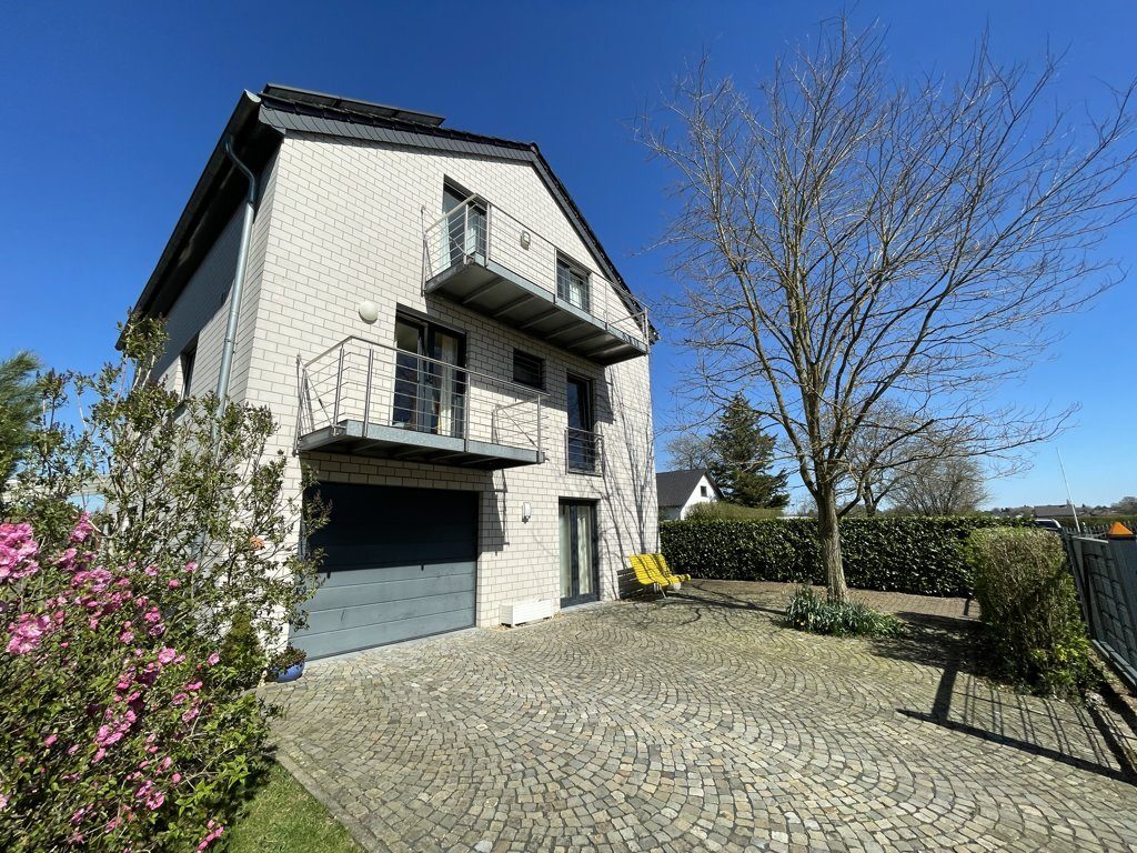 Immobilienangebot - Eynatten - Wohnen - Ansprechendes Architektenhaus auf schönem Grundstück in ruhiger Stichstraße