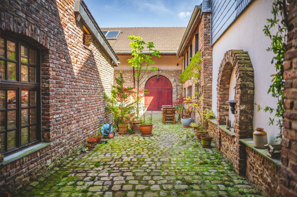 Immobilienangebot - Würselen - Renditehäuser - Hochwertig saniertes Baudenkmal mit 4 Wohnungen, Scheune und großer Ausbaureserve in Bardenberg