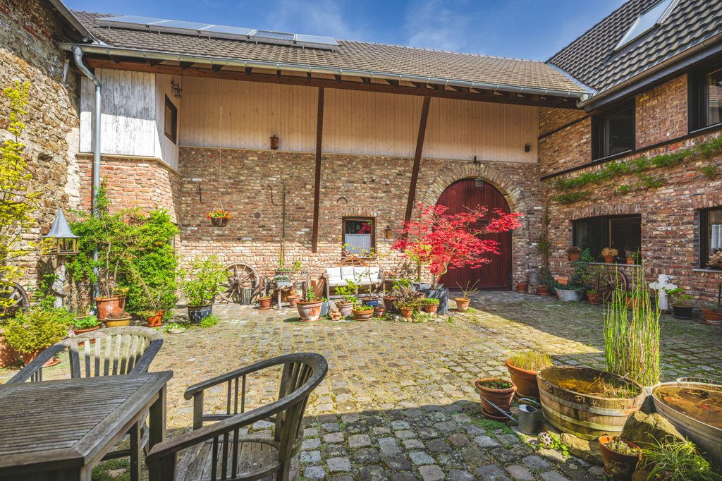 Immobilienangebot - Würselen - Renditehäuser - Hochwertig saniertes Baudenkmal mit 4 Wohnungen, Scheune und großer Ausbaureserve in Bardenberg