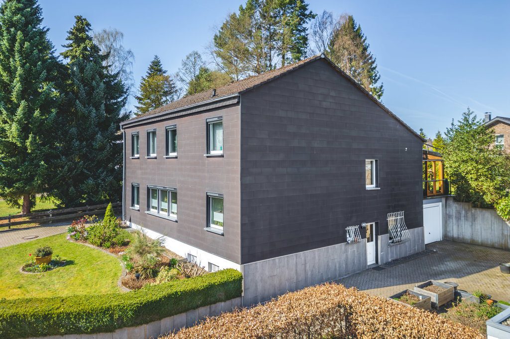 Immobilienangebot - Roetgen-Rott - Wohnen - Freistehendes Zweifamilienhaus mit großem Grundstück und mehreren Garagen in ruhiger Seitenstraße