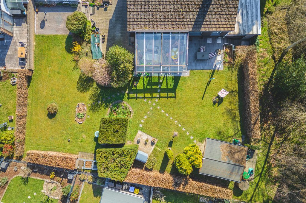 Immobilienangebot - Roetgen-Rott - Wohnen - Freistehendes Zweifamilienhaus mit großem Grundstück und mehreren Garagen in ruhiger Seitenstraße