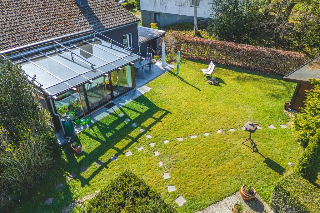 Immobilienangebot - Roetgen-Rott - Wohnen - Freistehendes Zweifamilienhaus mit großem Grundstück und mehreren Garagen in ruhiger Seitenstraße