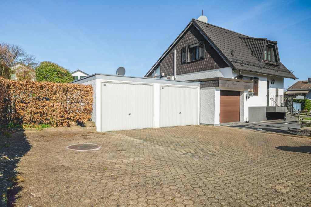 Immobilienangebot - Roetgen-Rott - Wohnen - Freistehendes Zweifamilienhaus mit großem Grundstück und mehreren Garagen in ruhiger Seitenstraße