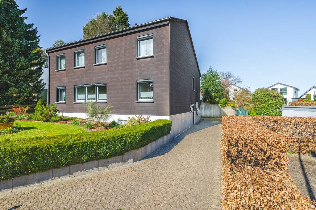 Immobilienangebot - Roetgen-Rott - Wohnen - Freistehendes Zweifamilienhaus mit großem Grundstück und mehreren Garagen in ruhiger Seitenstraße