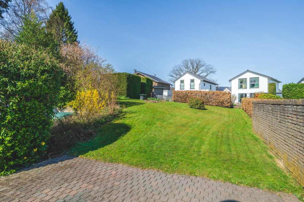 Immobilienangebot - Roetgen-Rott - Wohnen - Freistehendes Zweifamilienhaus mit großem Grundstück und mehreren Garagen in ruhiger Seitenstraße