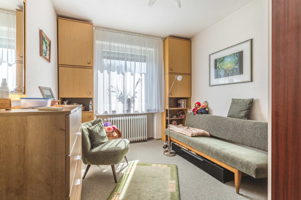 Immobilienangebot - Roetgen-Rott - Wohnen - Freistehendes Zweifamilienhaus mit großem Grundstück und mehreren Garagen in ruhiger Seitenstraße