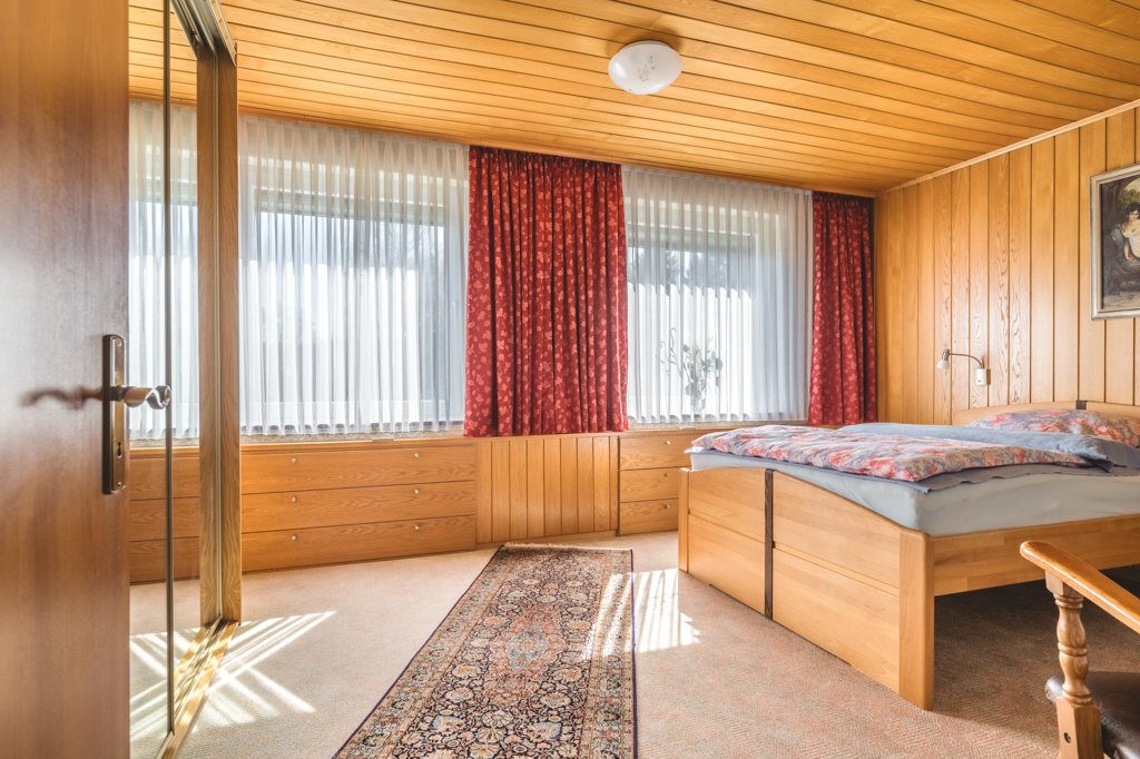 Immobilienangebot - Roetgen-Rott - Wohnen - Freistehendes Zweifamilienhaus mit großem Grundstück und mehreren Garagen in ruhiger Seitenstraße