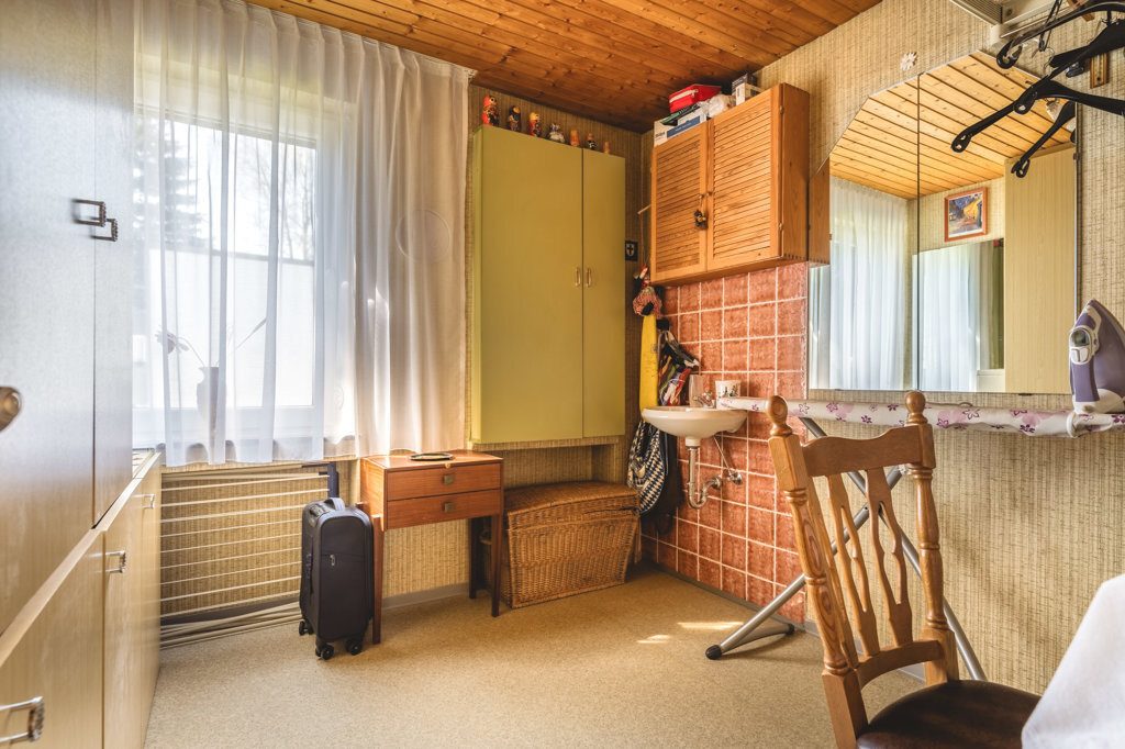Immobilienangebot - Roetgen-Rott - Wohnen - Freistehendes Zweifamilienhaus mit großem Grundstück und mehreren Garagen in ruhiger Seitenstraße
