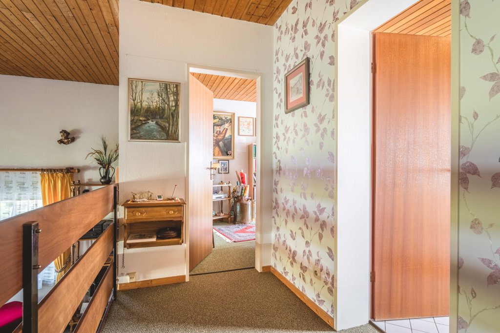 Immobilienangebot - Roetgen-Rott - Wohnen - Freistehendes Zweifamilienhaus mit großem Grundstück und mehreren Garagen in ruhiger Seitenstraße