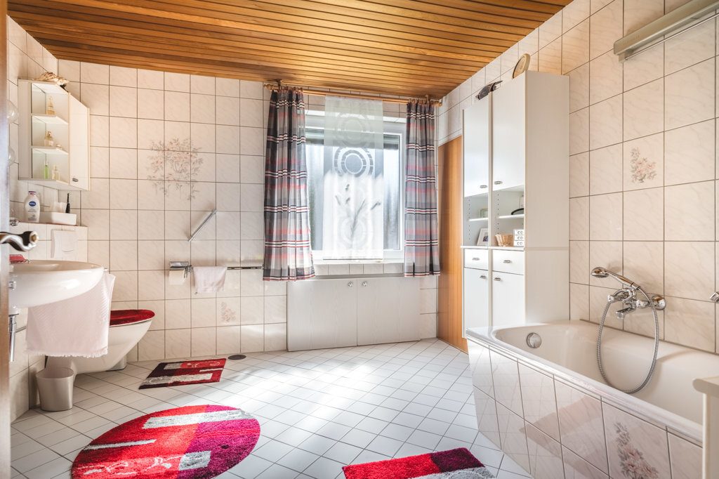 Immobilienangebot - Roetgen-Rott - Wohnen - Freistehendes Zweifamilienhaus mit großem Grundstück und mehreren Garagen in ruhiger Seitenstraße