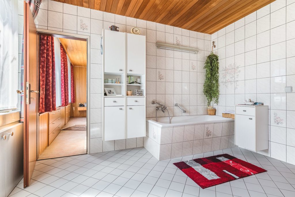 Immobilienangebot - Roetgen-Rott - Wohnen - Freistehendes Zweifamilienhaus mit großem Grundstück und mehreren Garagen in ruhiger Seitenstraße