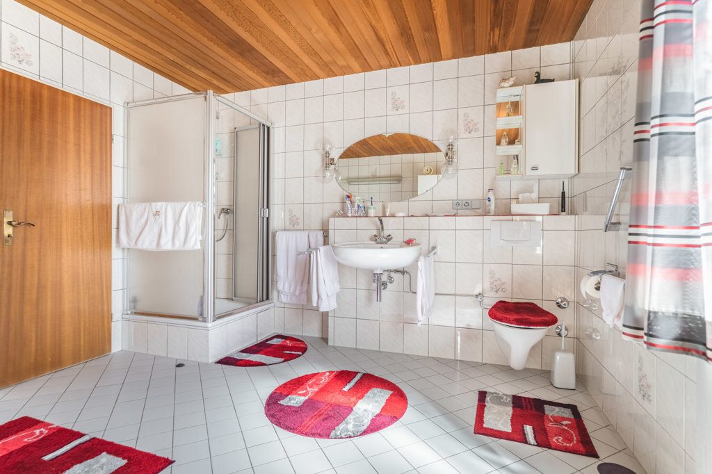 Immobilienangebot - Roetgen-Rott - Wohnen - Freistehendes Zweifamilienhaus mit großem Grundstück und mehreren Garagen in ruhiger Seitenstraße