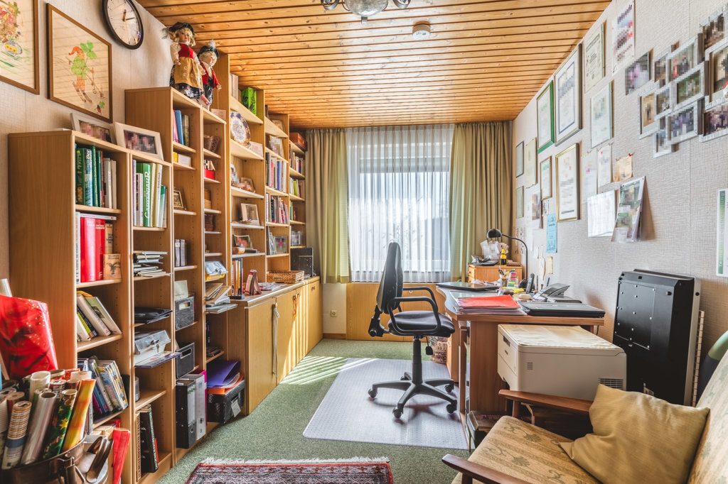 Immobilienangebot - Roetgen-Rott - Wohnen - Freistehendes Zweifamilienhaus mit großem Grundstück und mehreren Garagen in ruhiger Seitenstraße