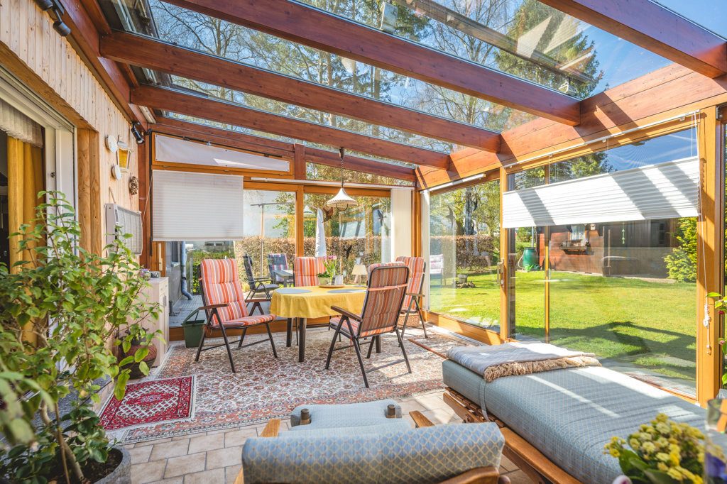 Immobilienangebot - Roetgen-Rott - Wohnen - Freistehendes Zweifamilienhaus mit großem Grundstück und mehreren Garagen in ruhiger Seitenstraße