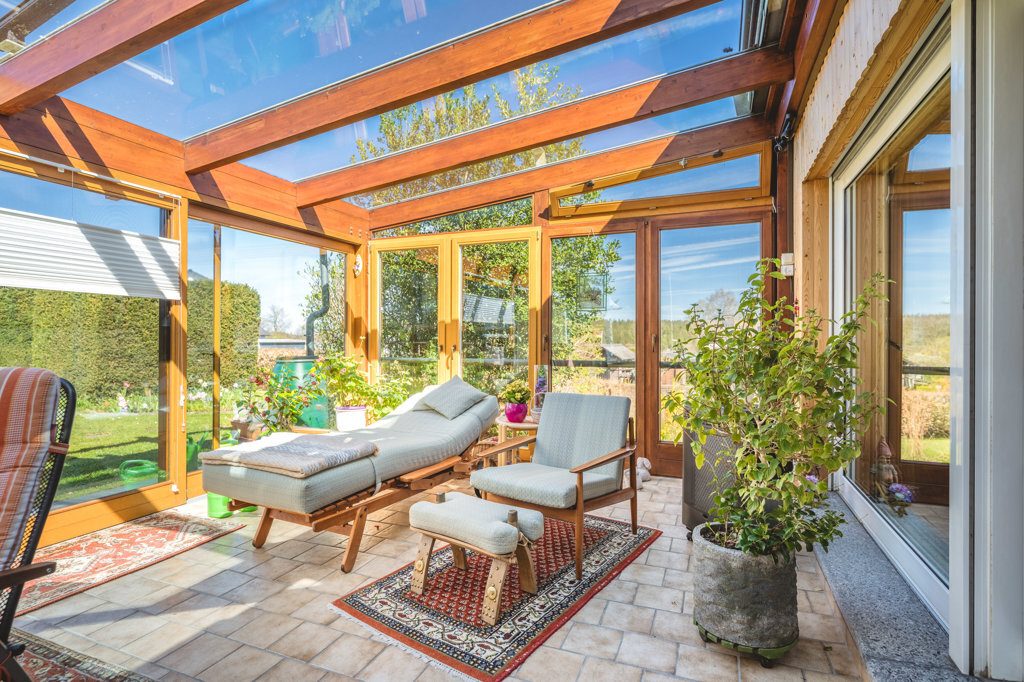 Immobilienangebot - Roetgen-Rott - Wohnen - Freistehendes Zweifamilienhaus mit großem Grundstück und mehreren Garagen in ruhiger Seitenstraße