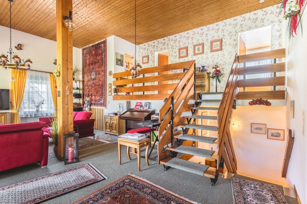 Immobilienangebot - Roetgen-Rott - Wohnen - Freistehendes Zweifamilienhaus mit großem Grundstück und mehreren Garagen in ruhiger Seitenstraße