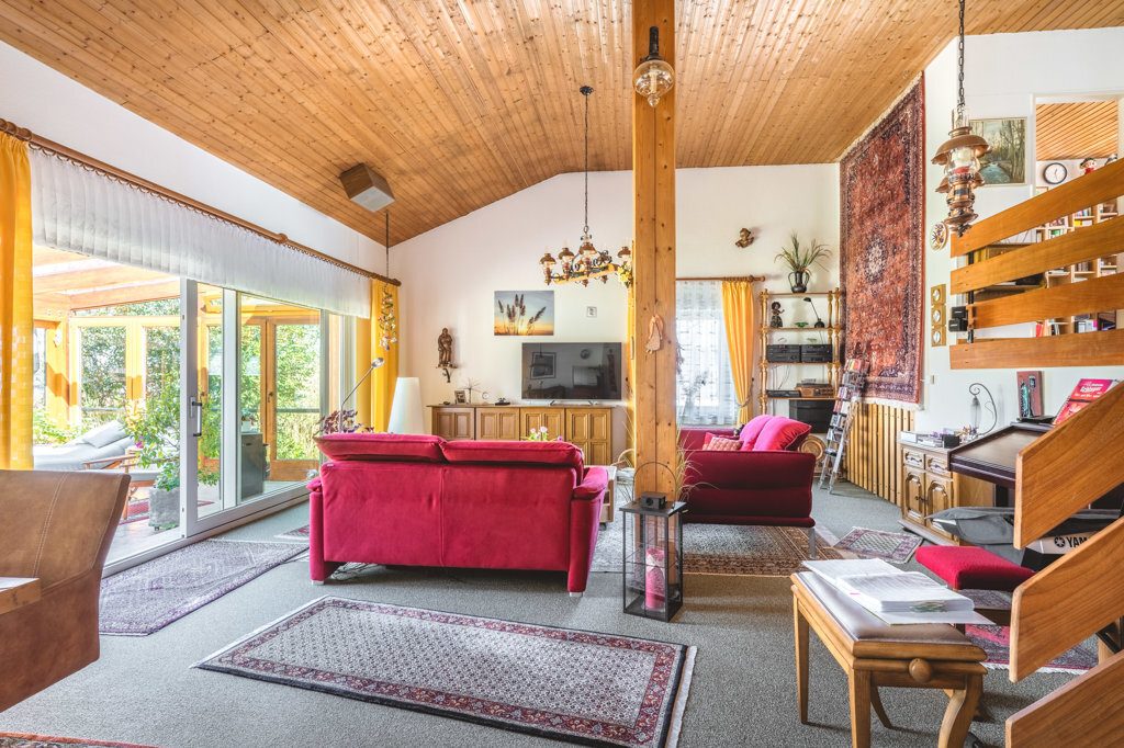 Immobilienangebot - Roetgen-Rott - Wohnen - Freistehendes Zweifamilienhaus mit großem Grundstück und mehreren Garagen in ruhiger Seitenstraße