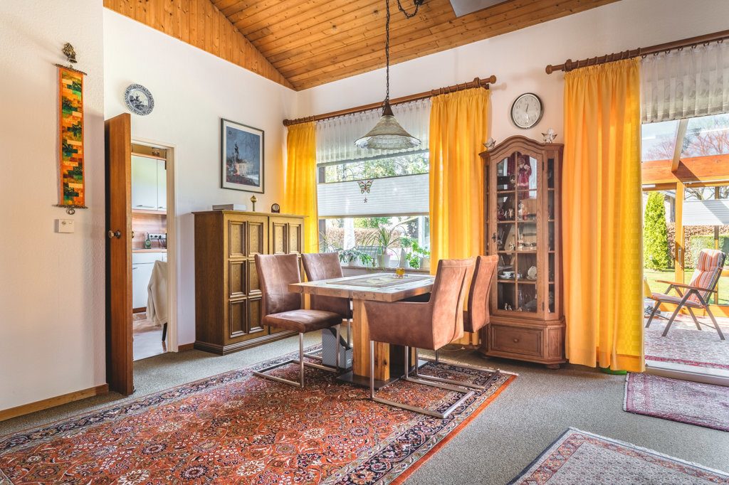 Immobilienangebot - Roetgen-Rott - Wohnen - Freistehendes Zweifamilienhaus mit großem Grundstück und mehreren Garagen in ruhiger Seitenstraße