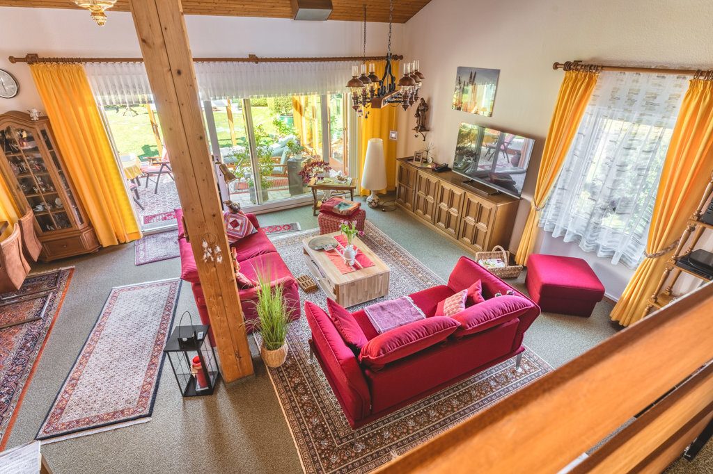 Immobilienangebot - Roetgen-Rott - Wohnen - Freistehendes Zweifamilienhaus mit großem Grundstück und mehreren Garagen in ruhiger Seitenstraße