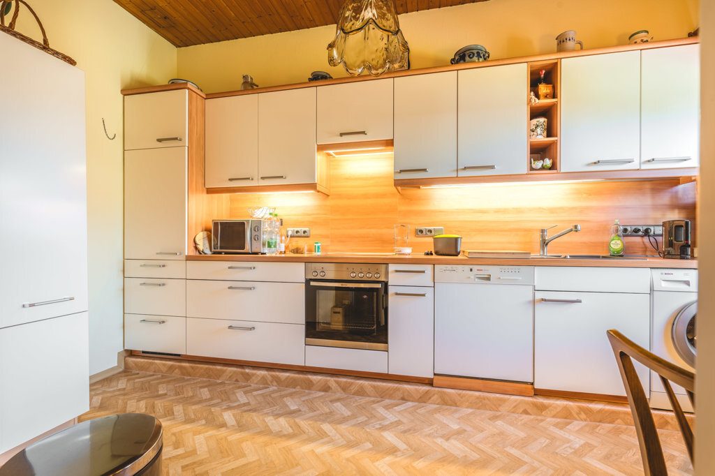 Immobilienangebot - Roetgen-Rott - Wohnen - Freistehendes Zweifamilienhaus mit großem Grundstück und mehreren Garagen in ruhiger Seitenstraße
