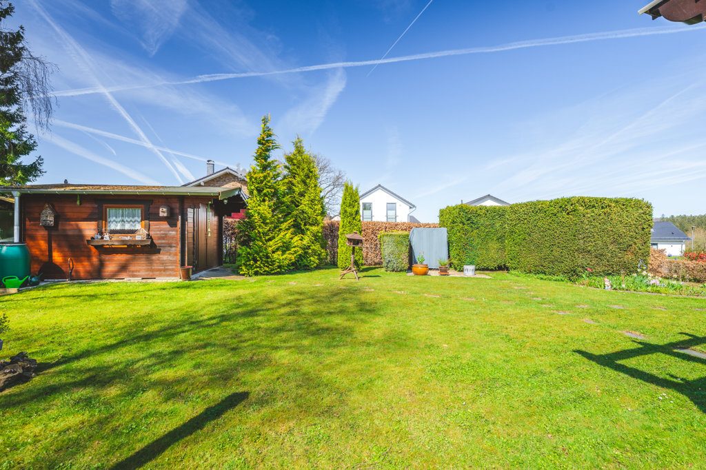 Immobilienangebot - Roetgen-Rott - Wohnen - Freistehendes Zweifamilienhaus mit großem Grundstück und mehreren Garagen in ruhiger Seitenstraße