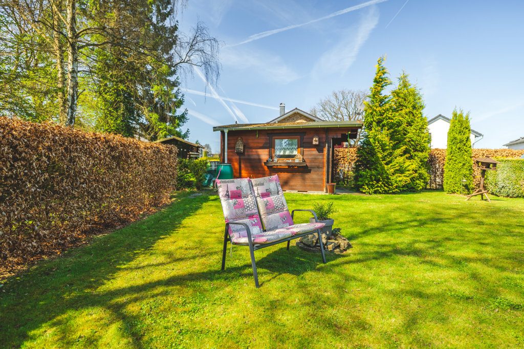 Immobilienangebot - Roetgen-Rott - Wohnen - Freistehendes Zweifamilienhaus mit großem Grundstück und mehreren Garagen in ruhiger Seitenstraße