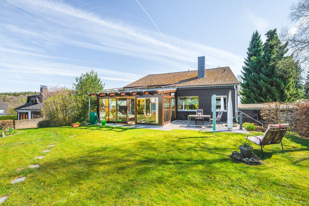 Immobilienangebot - Roetgen-Rott - Wohnen - Freistehendes Zweifamilienhaus mit großem Grundstück und mehreren Garagen in ruhiger Seitenstraße