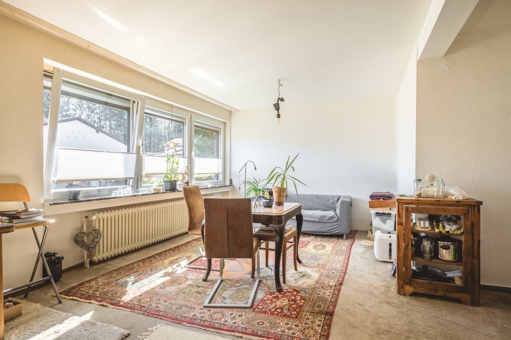 Immobilienangebot - Roetgen-Rott - Wohnen - Freistehendes Zweifamilienhaus mit großem Grundstück und mehreren Garagen in ruhiger Seitenstraße